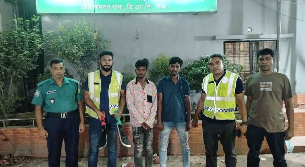 মোহাম্মদপুরে চাপাতিসহ ২ ছিনতাইকারী গ্রেপ্তার
