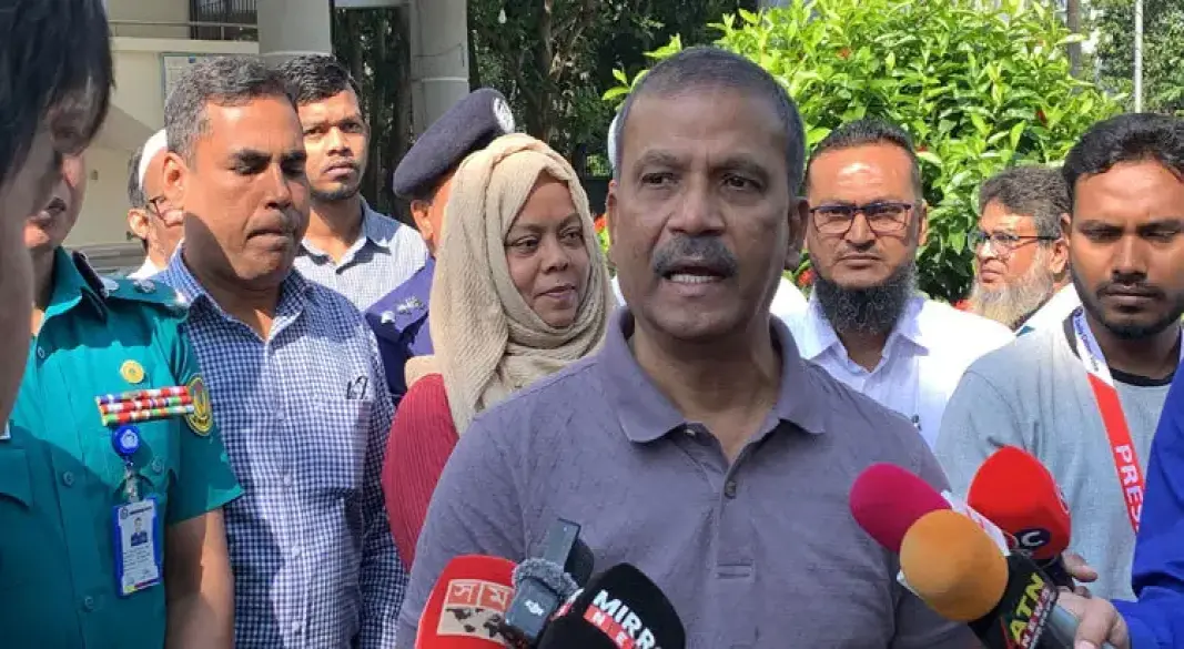 শনিবার (৮ নভেম্বর) সকালে নগরীর রাজশাহী কারিগরি প্রশিক্ষণ কেন্দ্র পরিদর্শন শেষে সাংবাদিকরা ঘিরে ধরলে নির্বাচন সংক্রান্ত প্রশ্ন এড়িয়ে যান অন্তর্বর্তী সরকারের আইন, বিচার ও সংসদবিষয়ক উপদেষ্টা আসিফ নজরুল। ছবি: সংগৃহীত