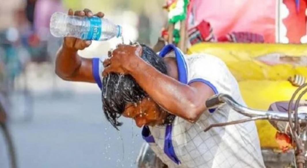 গরমে হাঁসফাঁস করছে মানুষ, লাগামহীন লোডশেডিংয়ে অতিষ্ঠ জনজীবন