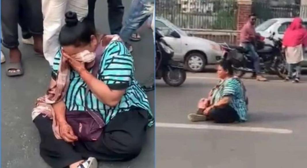 দুটি পানিপুরি কম দেওয়ায় রাস্তায় অবরোধে বসলেন নারী