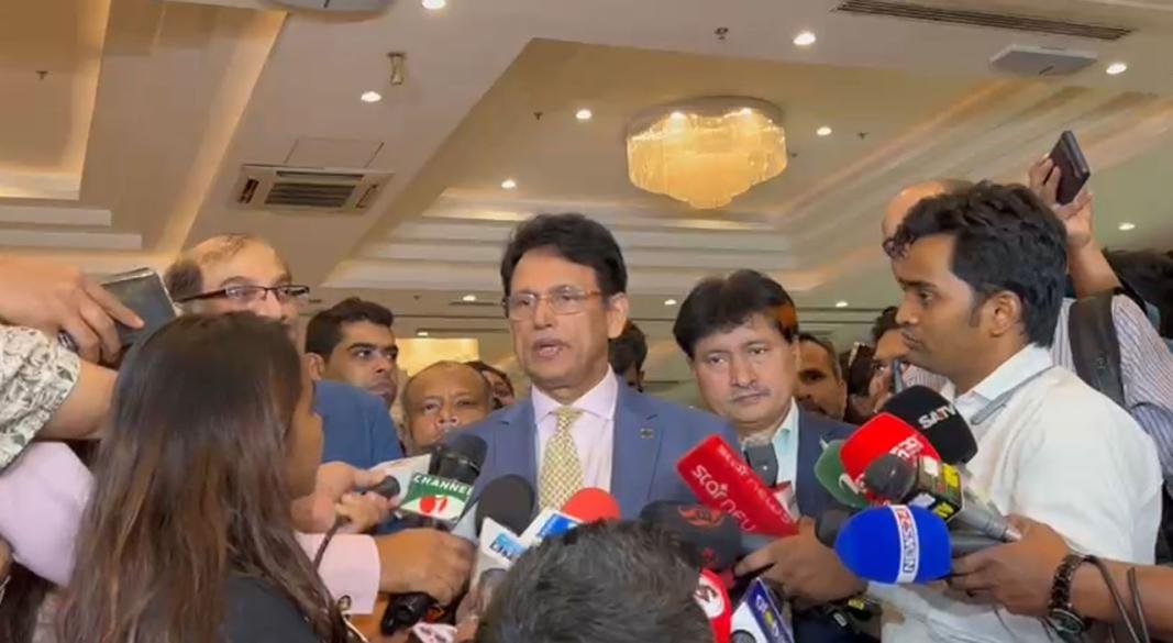 পাকিস্তান-বাংলাদেশ জ্ঞান বিনিময় করিডোর ও অ্যাডুকেশন এক্সপো ২০২৬-এর উদ্বোধনী অনুষ্ঠানে সাংবাদিকদের মুখোমুখি শিক্ষামন্ত্রী এহসানুল হক মিলন। ছবি: সংগৃহীত