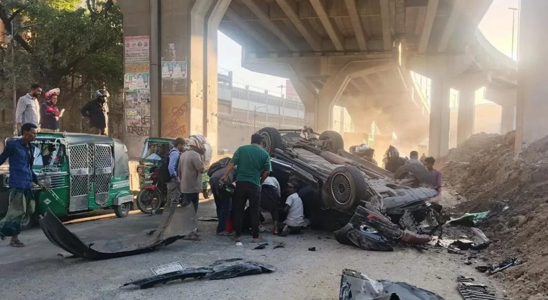 এলিভেটেড এক্সপ্রেসওয়ে থেকে ছিটকে পড়লো প্রাইভেটকার