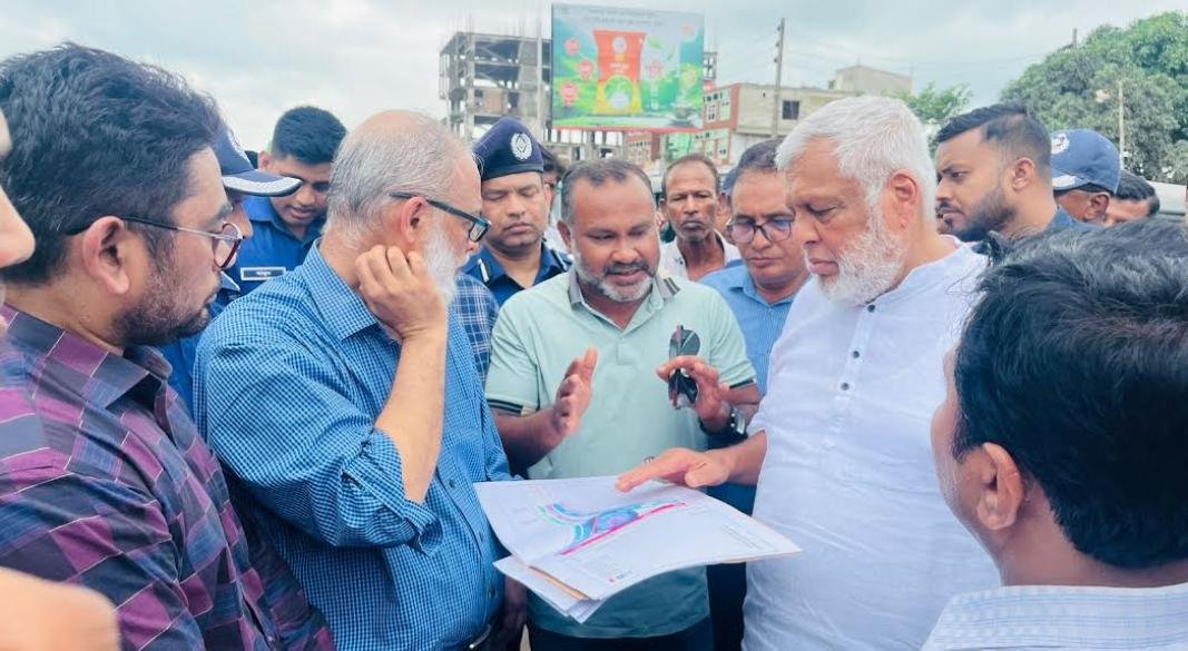 ব্রাহ্মণবাড়িয়ার সরাইল-বিশ্বরোড মোড়ে ঢাকা-সিলেট মহাসড়কের বেহাল অংশ পরিদর্শন শেষে সাংবাদিকদের সঙ্গে কথা বলেন জ্বালানি উপদেষ্টা মুহাম্মদ ফাওজুল কবির খান। ছবি: সংগৃহীত