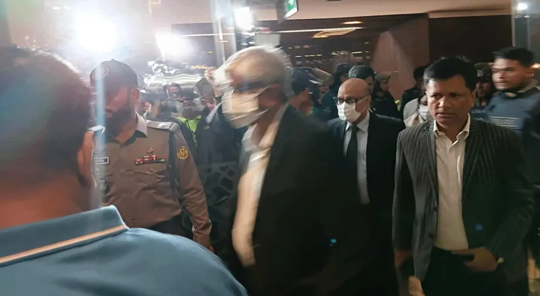 পুলিশি নিরাপত্তায় বাসায় ফিরলেন অর্থ উপদেষ্টা