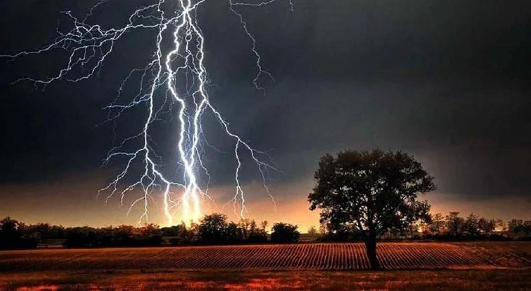 বজ্রপাতে ছয় জেলায় ১২ জনের মৃত্যু