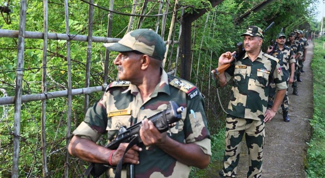 ভারতীয় সীমান্তে তিন বাংলাদেশিকে আটক করল বিএসএফ