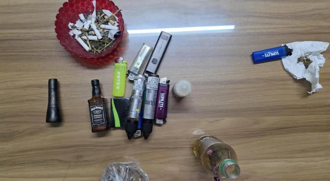 জাবির হলে মাদক সেবনরত অবস্থায় নারী শিক্ষার্থীকে আটক