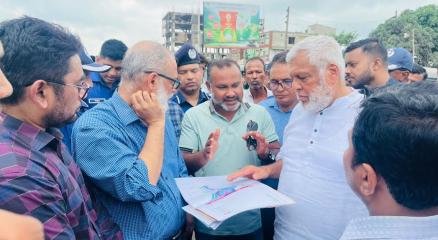 ব্রাহ্মণবাড়িয়ার সরাইল-বিশ্বরোড মোড়ে ঢাকা-সিলেট মহাসড়কের বেহাল অংশ পরিদর্শন শেষে সাংবাদিকদের সঙ্গে কথা বলেন জ্বালানি উপদেষ্টা মুহাম্মদ ফাওজুল কবির খান। ছবি: সংগৃহীত